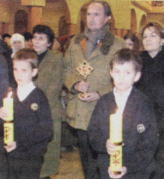 Piotr Ludwik Molla przekaza warszawskiej Parafii relikwie swojej witej matki. Z prawej strony jego ona Lisa Molla, z lewej pani Krystyna Zajc, ktra od lat szerzy kult w. Joanny Beretty Molli w Polsce. Fot. R. Sobkowicz.Opublikowano w Naszym Dzienniku, w numerze 39 (2144), z dnia 16 lutego 2005 r.