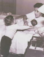 w. Gianna z synem PierLuigi zaraz po urodzeniu Marioliny (ktra majc 6 lat zmara w 1964 r., dwa lata po mierci matki)