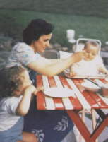 w. Gianna  wraz z synem PierLuigi i z Mariolin podczas wakacji w grach w 1958 r. (karmi Mariolin)