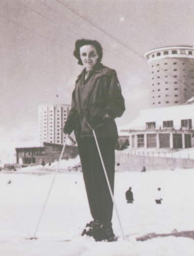 Św. Gianna na nartach w Sestriere w 1953 r. Fotografia pochodzi z prywatnych zbiorów Krystyny Zając