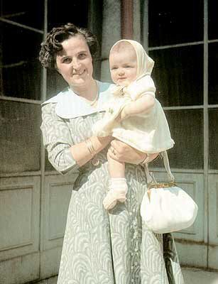 w. Joanna z Mariolin przed werand swojego domu, 1958 r.