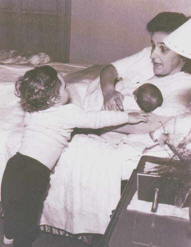 w. Gianna z synem PierLuigi zaraz po urodzeniu Marioliny
 (ktra majc 6 lat zmara w 1964 r., dwa lata po mierci matki). Fotografia pochodzi z prywatnych zbiorw Krystyny Zajc