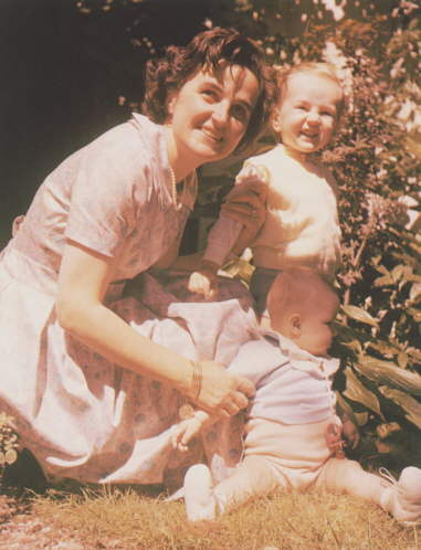 w. Gianna z Pierluigi i z Mariolin w ogrodzie (1959). Fotografia pochodzi z prywatnych zbiorw Krystyny Zajc
