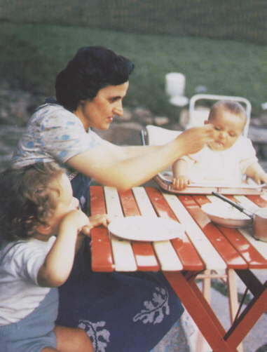 w. Gianna  wraz z synem PierLuigi i z Mariolin podczas wakacji w grach w 1958 r. 
(karmi Mariolin). Fotografia pochodzi z prywatnych zbiorw Krystyny Zajc
