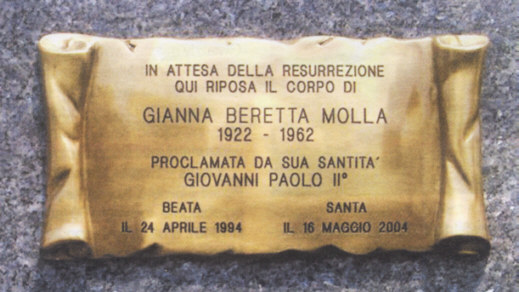Tabliczka na grobowcu w. Joanny. Fot. Ks. Piotr Gsior. Opublikowano w Tygodniki Katolickim Niedziela, w numerze 18, z dnia 30 kwietnia 2006 r.