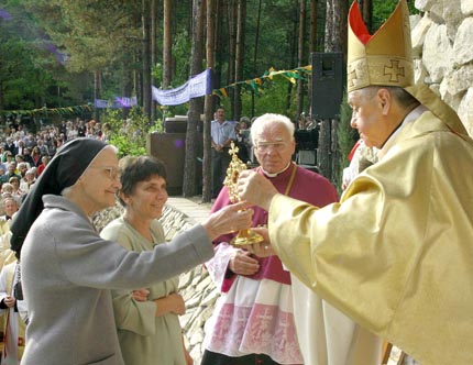 Siostra Wirginia przekazaa relikwie w. Joanny Beretty Molli na rce ks. bp. Adama migielskiego. Fot. ukasz Korzeniowski - opublikowano w Naszym Dzienniku, numerze 227 (2026), z dnia 27 wrzenia 2004 r.