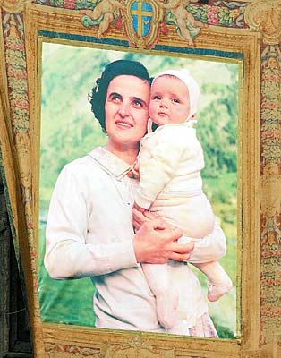 w. Joanna Beretta Molla - obraz kanonizacyjny. Fot. PAP/AP/Plinio Lepri - opublikowano w Niedzieli, w numerze 27, z dnia 12 lipca 2004 r.