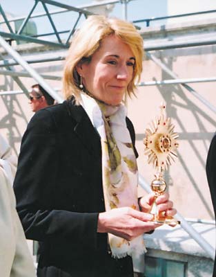 Laura Panutti z relikwiami swojej mamy - w. Gianny Beretty Molli, Jasna Gra, 3 maja 2006 r. Fot. Mira Bodak. Opublikowano w Tygodniku Katolickim 'Niedziela', w numerze 20 z dnia 14 maja 2006 r.