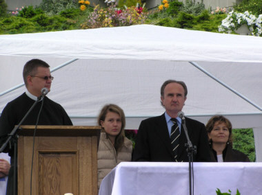 Diecezjalny Kongres Rodzin Diecezji Sandomierskiej - Piotr Ludwik Molla, syn w. Gianny Beretty Molla wraz Maonk i Crk, Sandomierz, 12 czerwca 2005 r. Fot. Mariusz Trojnar